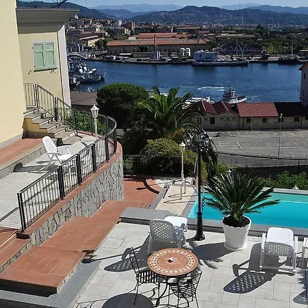 Sleeps 2 Air Con Wifi Apartment *
