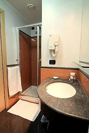 Sleeps 2 Air Con Wifi Apartment La Spezia